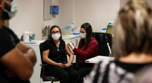 En az iki doz Kovid-19 aşısı yaptıranlar temaslı olduğunda karantinaya girmeyecek