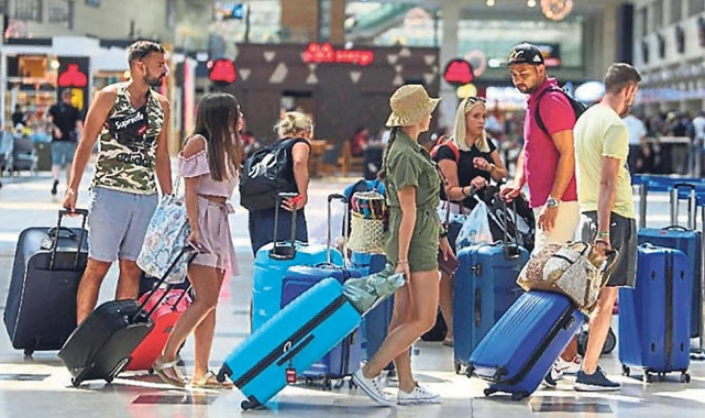 İngiliz turistler Türkiye'ye tatile gidebilmek için imza topluyor