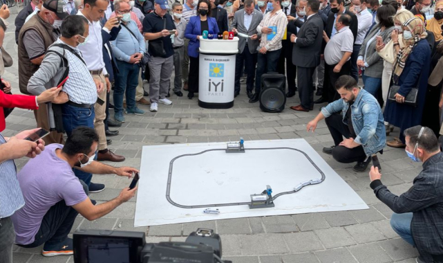 İYİ Parti'den Hızlı Tren protestosu