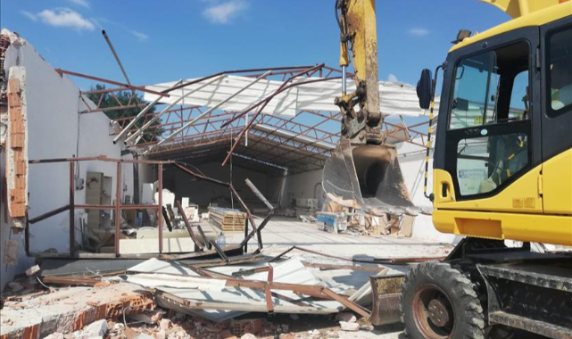 Kaçak fabrika binası yıkıldı