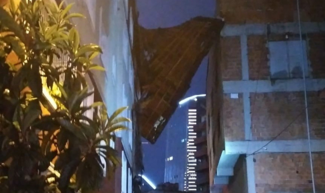 Kağıthane'de şiddetli yağış nedeniyle 5 katlı binanın çatısı uçtu