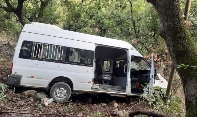 Kamyonete çarpan öğrenci servisi dereye uçtu: 10 yaralı