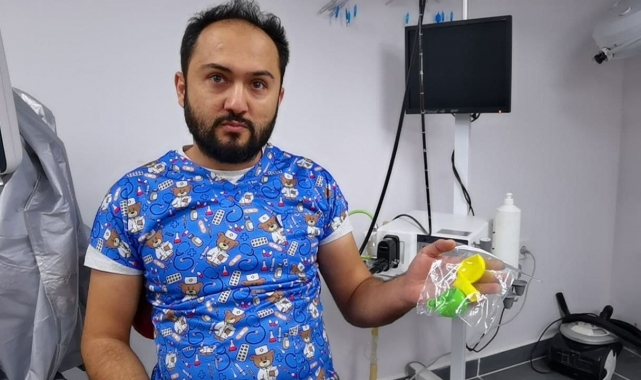 Köpeğin yuttuğu balonlar endoskopi yöntemiyle çıkartıldı