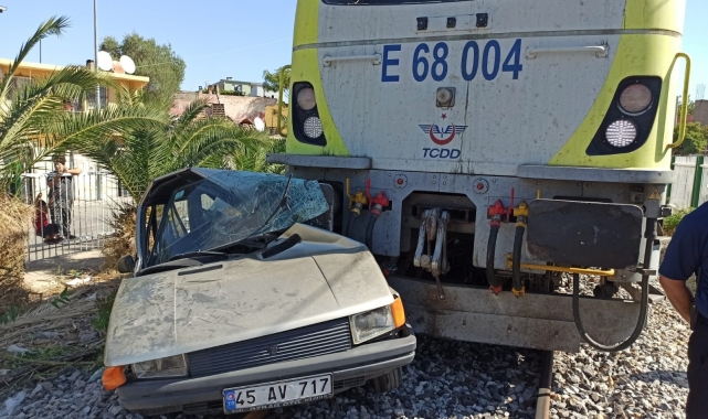 Manisa'da yolcu treni otomobile çarptı