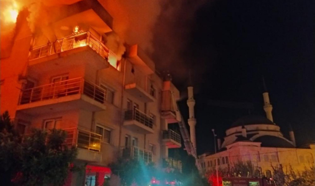 Öfkeli koca binayı ateşe verdi, mahalleli sokağa döküldü
