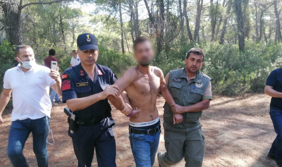 Ormanı yakarken suçüstü yakalandı