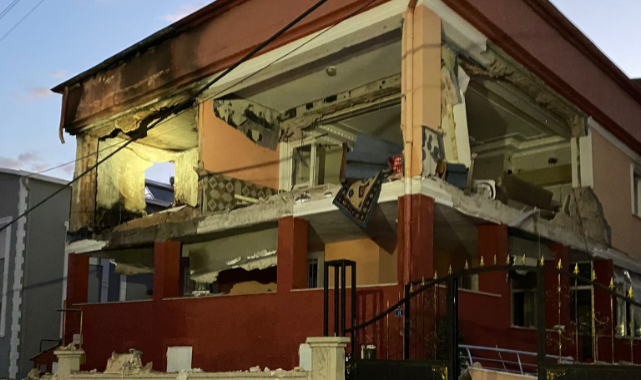 Patlama 2 katlı binayı harabeye çevirdi: 2'si ağır 5 yaralı