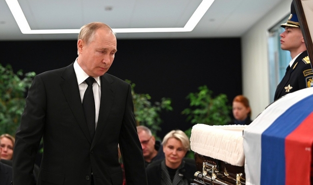 Putin, tatbikatta ölen Rus Bakan Ziniçev'in veda törenine katıldı