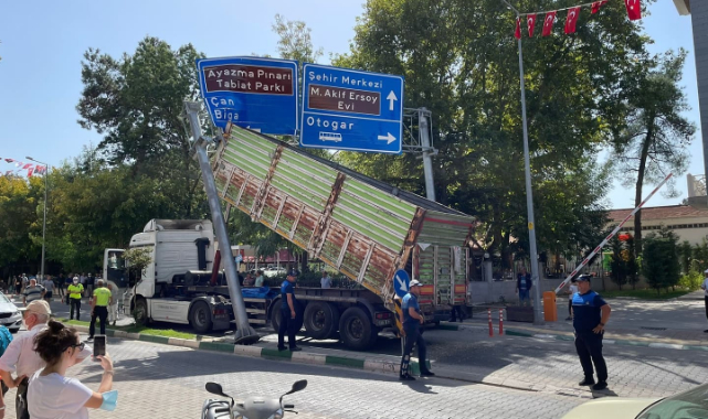 Seyir halindeki kamyon kasası açılınca yol levhasına takıldı