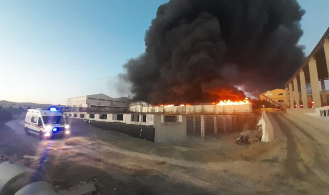 Silivri'de kauçuk imalatı yapılan fabrika alev alev yandı