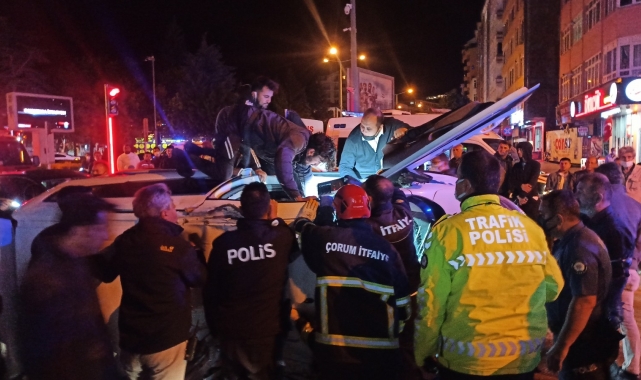 Şüpheli aracı kovalayan polis otosu kaza yaptı: 2 yaralı