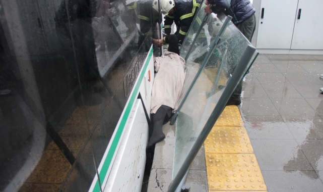 Tramvay ile durak arasında can pazarı