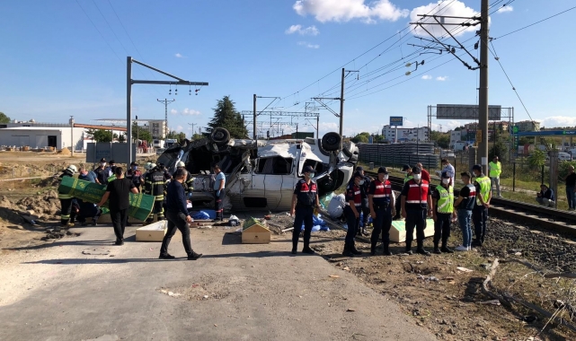 Trenin işçi servisine çarptığı kazada bilanço ağırlaşıyor: Ölü sayısı 6'ya yükseldi