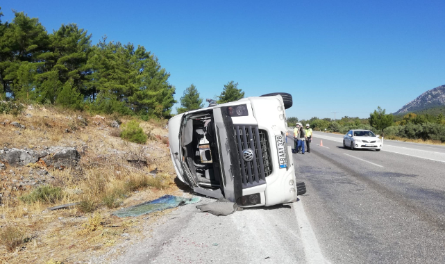 Tur otobüsü öğrenci servisine çarptı:1 ölü, 49 yaralı