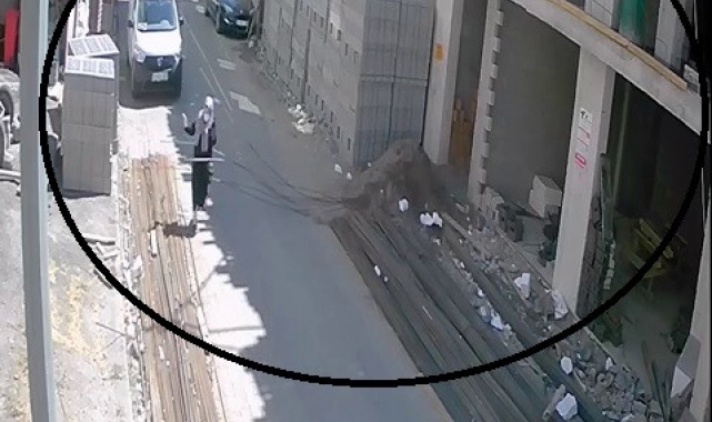 Yolda yürürken üzerine demir düştü