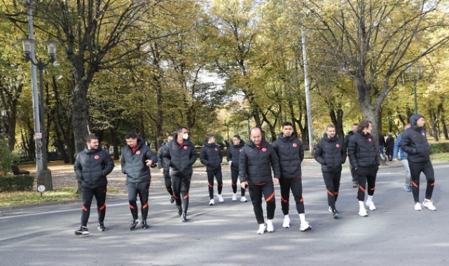 A Milli Futbol Takımı, Letonya maçı öncesinde Riga'da yürüyüş yaptı