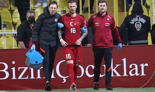 A Milli Futbol Takımı'nda Serdar Aziz ve Kenan Karaman aday kadrodan çıkarıldı.