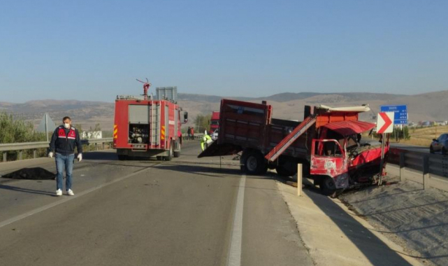 Afyonkarahisar'da feci kaza: 3 ölü, 1 yaralı