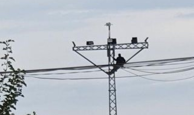 Atlamak için direğe çıktı, valinin gelmeyeceğini öğrenince indi