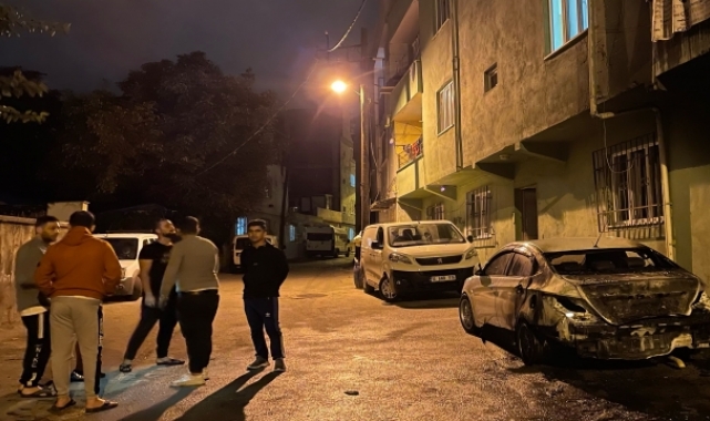 Bursa'da kundaklanan otomobil kullanılamaz hale geldi