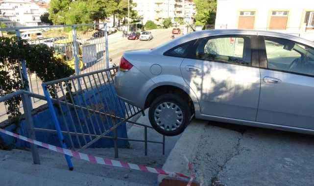 El frenini çekmeyi unuttu, otomobil öğrencilere çarptı: 4 yaralı