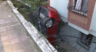 Fren yerine gaza bastı apartman boşluğuna düştü