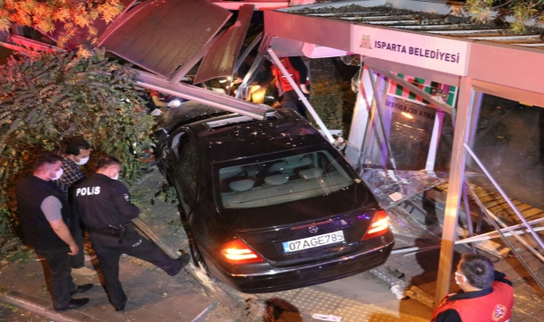 Isparta'da otomobil, otobüs durağına daldı: 5 yaralı