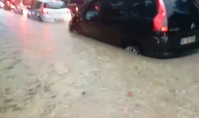 İzmir'i sağanak vurdu: Urla'da sokaklar göle döndü