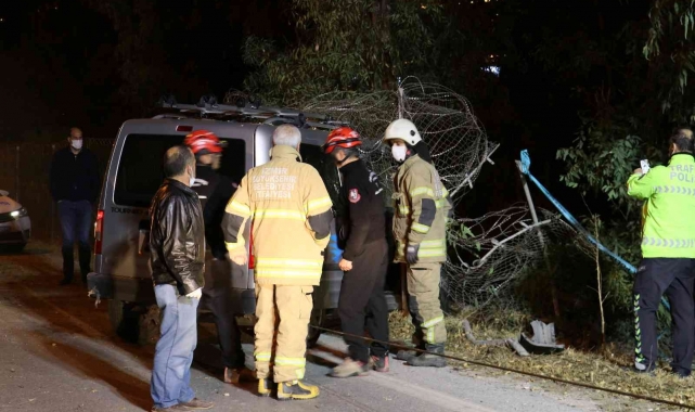 İzmir'de kontrolden çıkan otomobil ağaca çarptı: 1 ölü, 2 yaralı