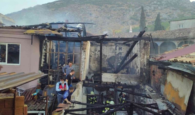 Manisa'da 3 ev yandı, 1 kişi öldü