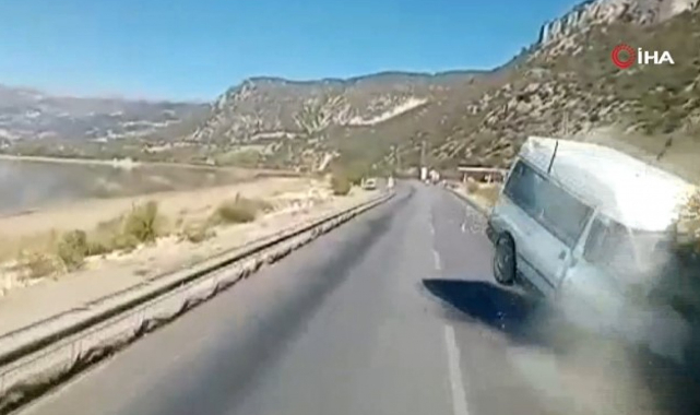 Minibüs ile kamyonet kafa kafaya çarpıştı: 1 ölü, 5 yaralı