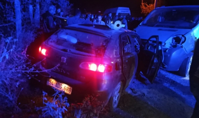 Minibüs ile otomobil kafa kafaya çarpıştı: 6 yaralı