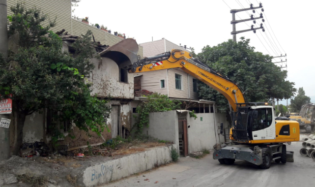 Osmangazi’de bir metruk bina daha yıkıldı