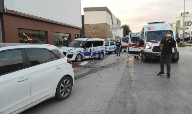 Polis aracına çarptı
