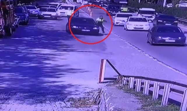 Trafik polisi kaçmak isteyen otomobilin kapısında böyle sürüklendi