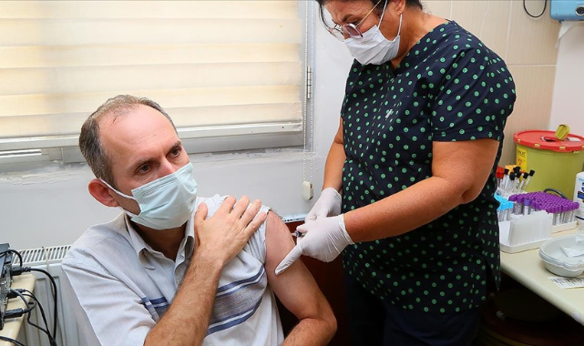 Yerli aşı TURKOVAC, İzmir'de gönüllülere uygulanmaya başlandı