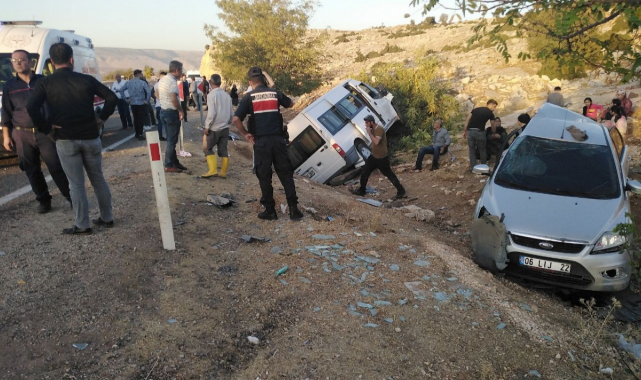 Yolcu minibüsü ile otomobil çarpıştı: 2'si ağır 12 yaralı