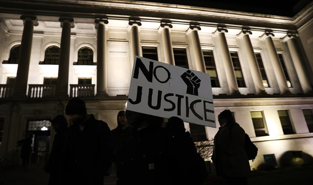 ABD'de Rittenhouse'un beraat etmesi bazı kentlerde protesto edildi