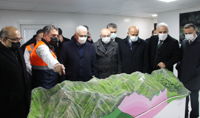 AK Parti Genel Başkanvekili Binali Yıldırım Yeni Zigana Tüneli inşaatında incelemelerde bulundu