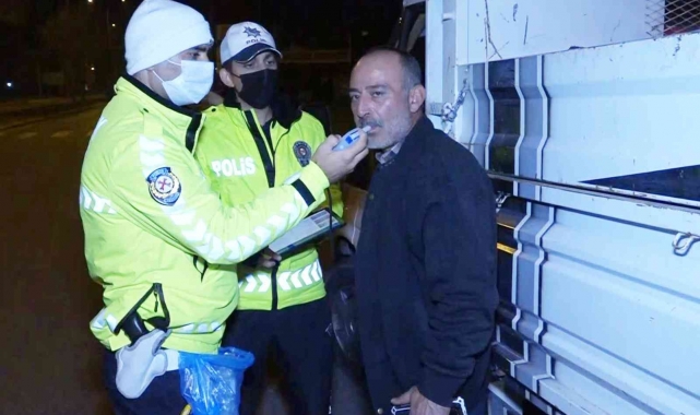 Alkollü araç kullanırken yakalandı, suçu müşteriye attı