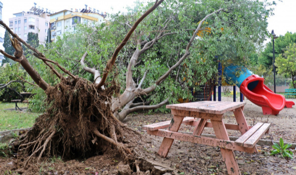Antalya'da hortum deprem korkusu yaşattı