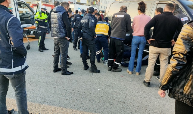 Aracın altında kalan yayayı krikolarla kurtardılar