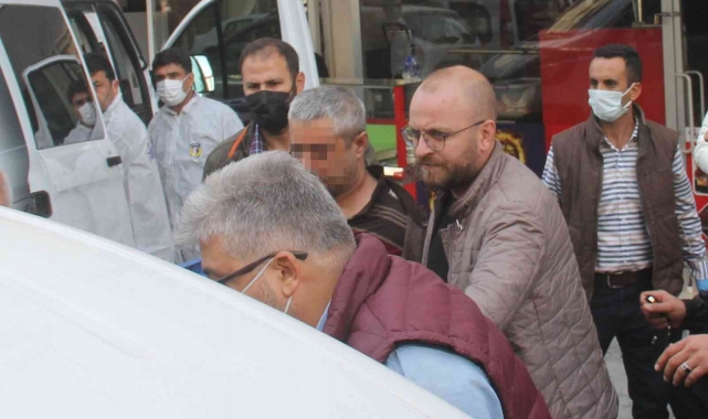 Babasını boğasını keserek öldürdü