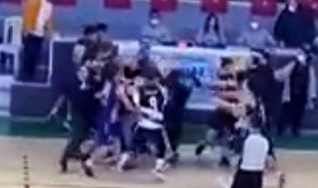 Basket sahası bir anda boks ringine dönüştü