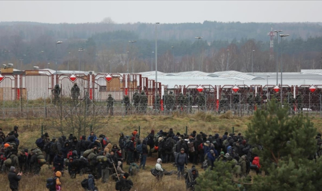 Belarus-Polonya sınırındaki göçmenler Polonya sınır kapısına dayandı