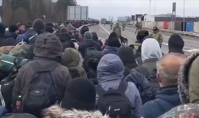 Belarus’ta kalabalık bir düzensiz göçmen grubu Polonya sınırına ilerliyor