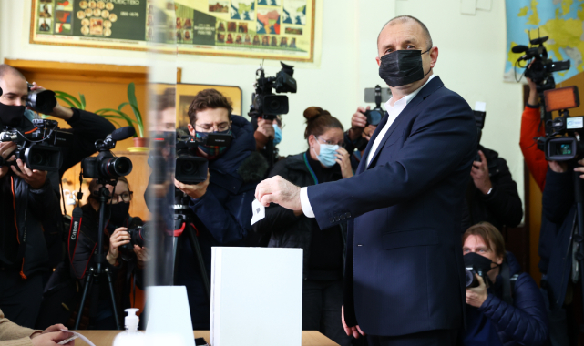 Bulgaristan'da cumhurbaşkanı adayları oylarını kullandı