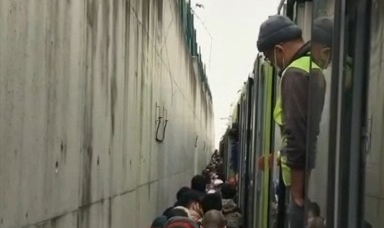 Bursa'da fırtına sebebiyle metro arıza yaptı, yolcular tahliye edildi