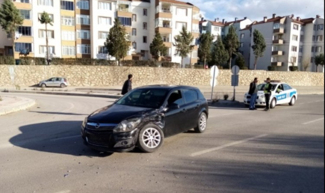 Bursa'da kamyonet ile otomobil çarpıştı