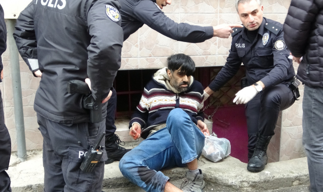 Bursa'da polise bıçakla saldıran şahıs, ayağından vurularak etkisiz hâle getirildi